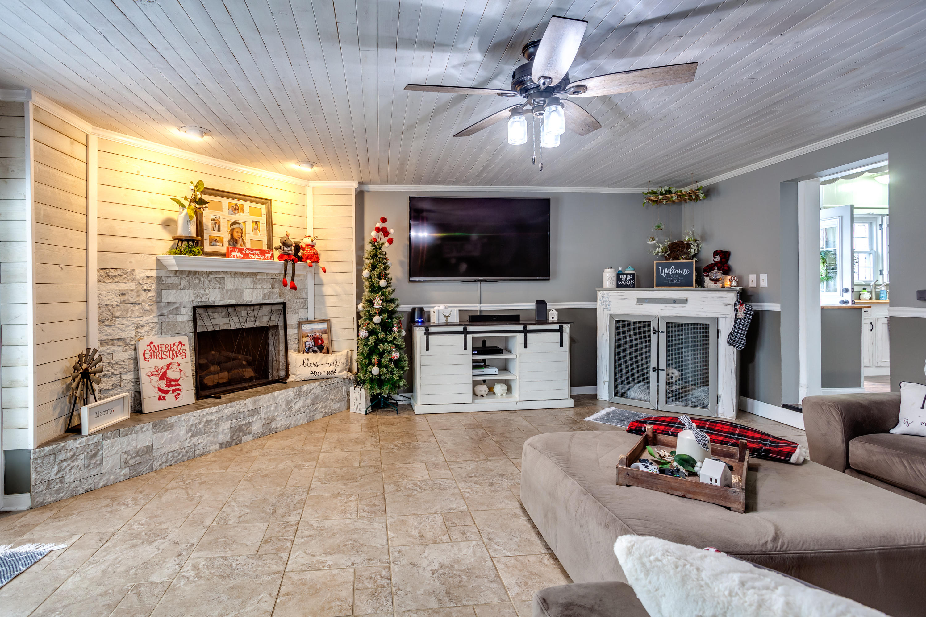 4960 Beverly Road Knoxville, TN 37918 - Photo 9 of 40 9 Family Room