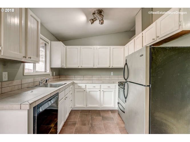 2707 Southwest Spring Garden Street Portland, OR 97219 - Photo 12 of 32 Gallery Image 12