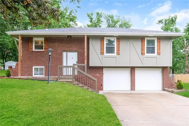 $2,150 | 506 Northeast Roanoke Drive, Blue Springs, MO 64014
