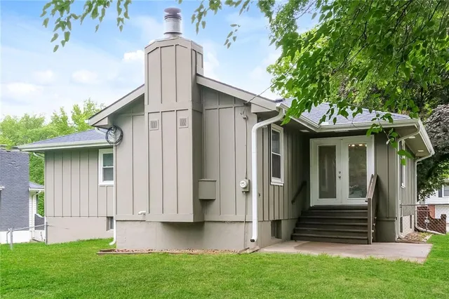 $2,150 | 506 Northeast Roanoke Drive, Blue Springs, MO 64014