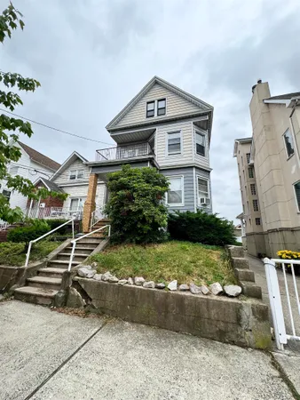 $2,500 | 136 West 25th Street, Unit 2, Bayonne, NJ 07002