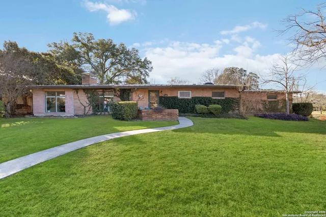 a view of house with a big yard