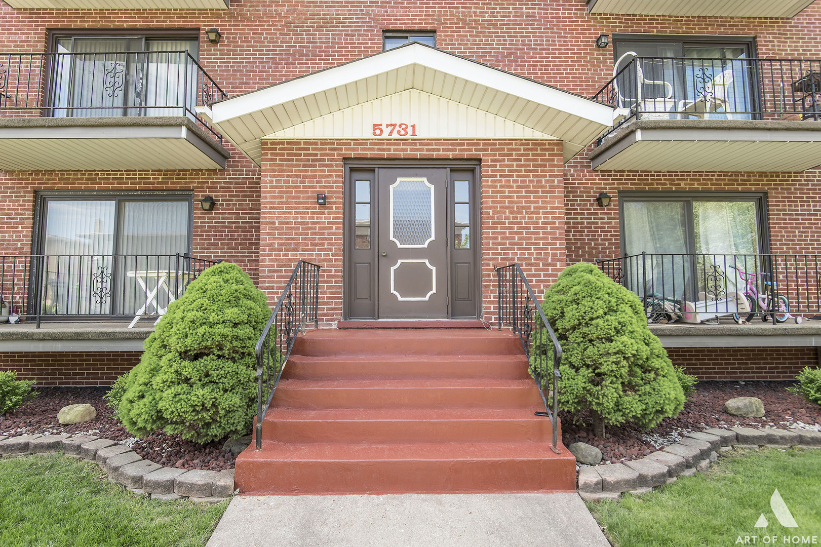 5731 106th Street Chicago Ridge, IL 60415 - Photo 2 of 25 a front view of a house