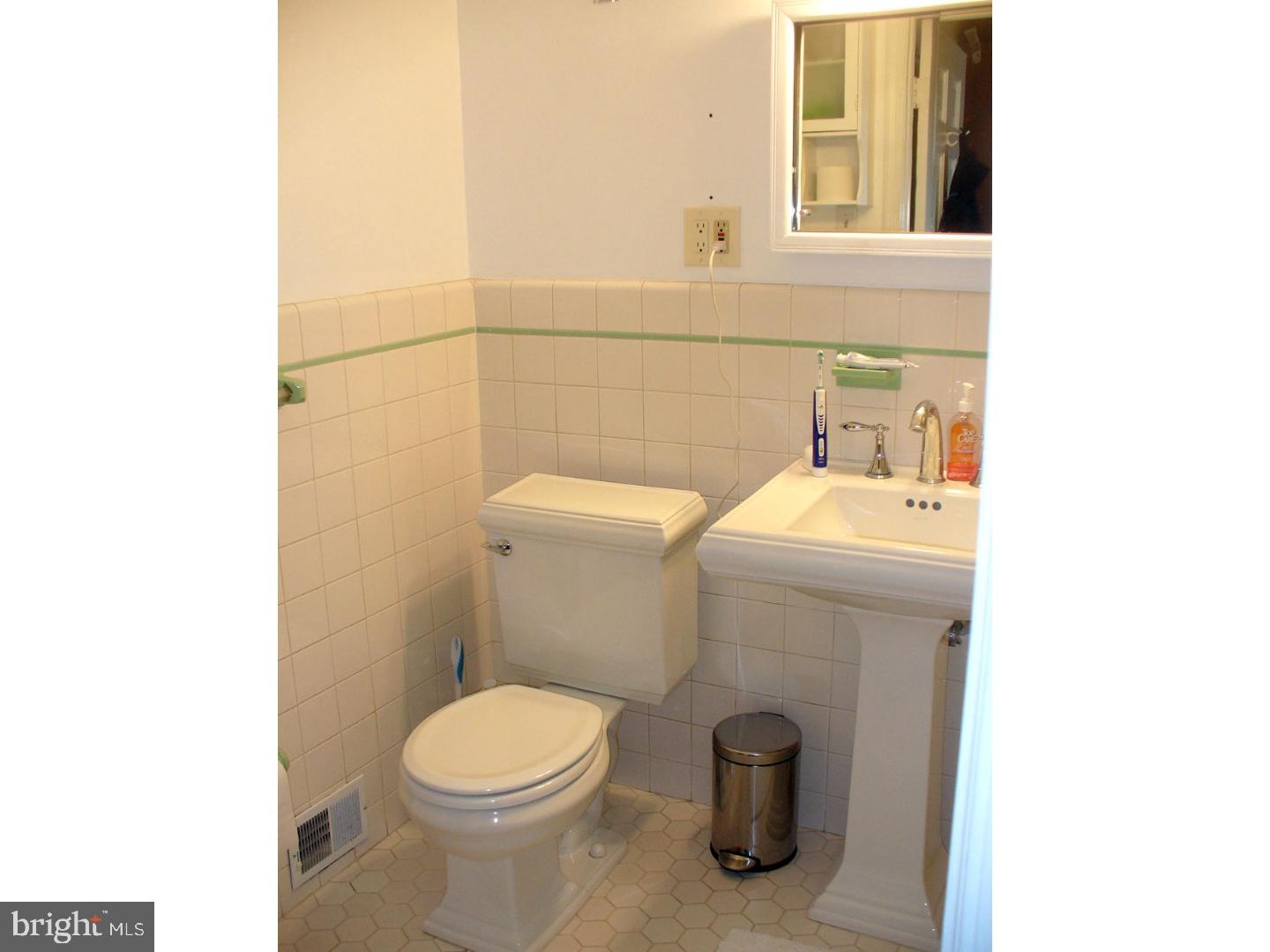 419 Quince Street Philadelphia, PA 19147 - Photo 26 of 31 3rd floor bath