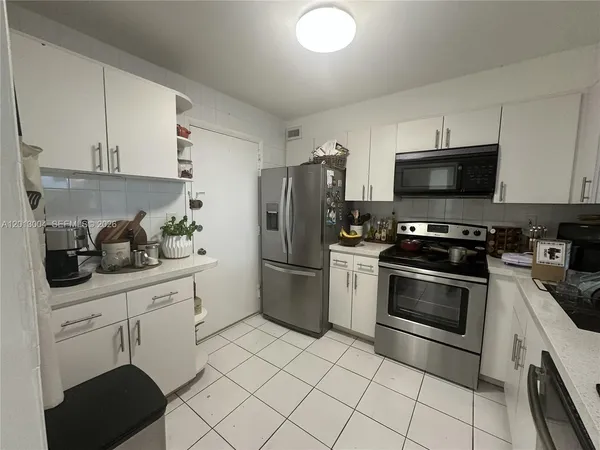 $2,200 | 8233 Harding Avenue, Unit 503, Miami Beach, FL 33141