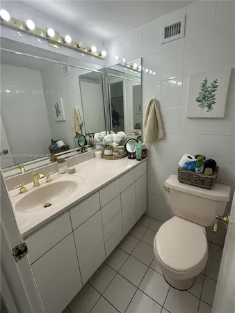 $2,200 | 8233 Harding Avenue, Unit 503, Miami Beach, FL 33141