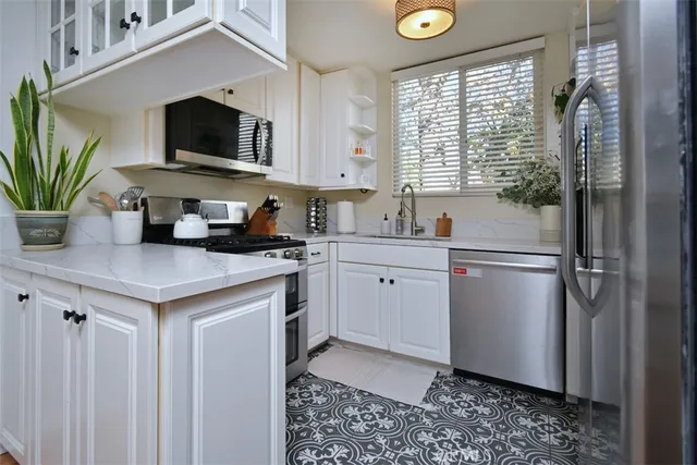 $685,000 | 805 East Acacia Avenue, Unit F, Glendale, CA 91205