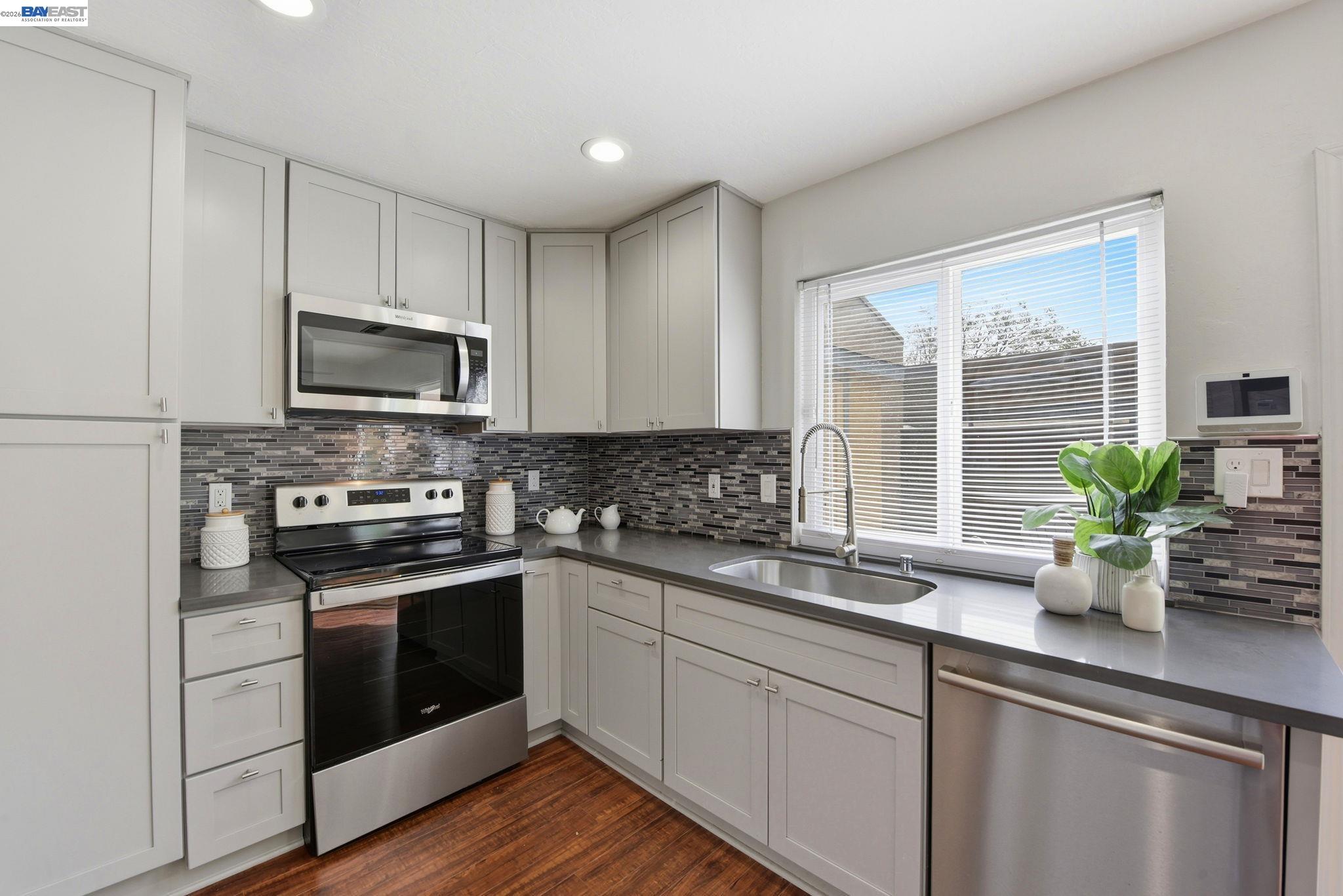 27864 Hummingbird Court Hayward, CA 94545 - Photo 7 of 38