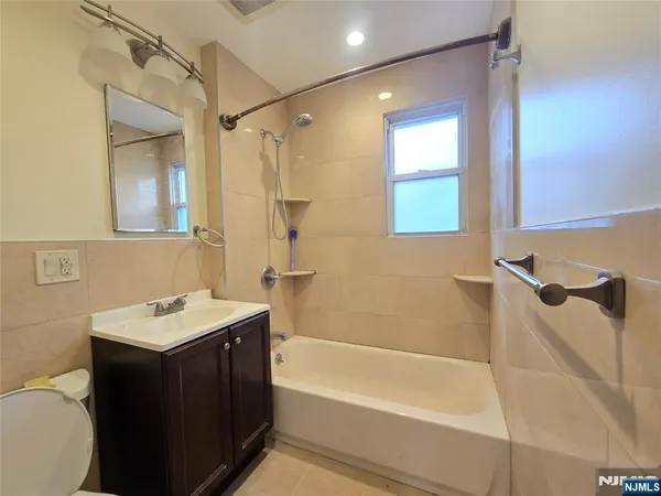 $3,750 | 701 4th Street, Secaucus, NJ 07094