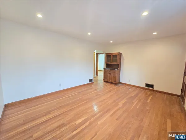 $3,750 | 701 4th Street, Secaucus, NJ 07094