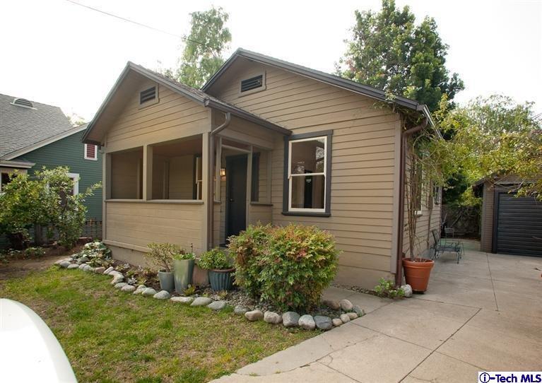 a view of a house with backyard