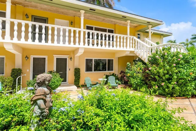 a view of entryway with a flower garden