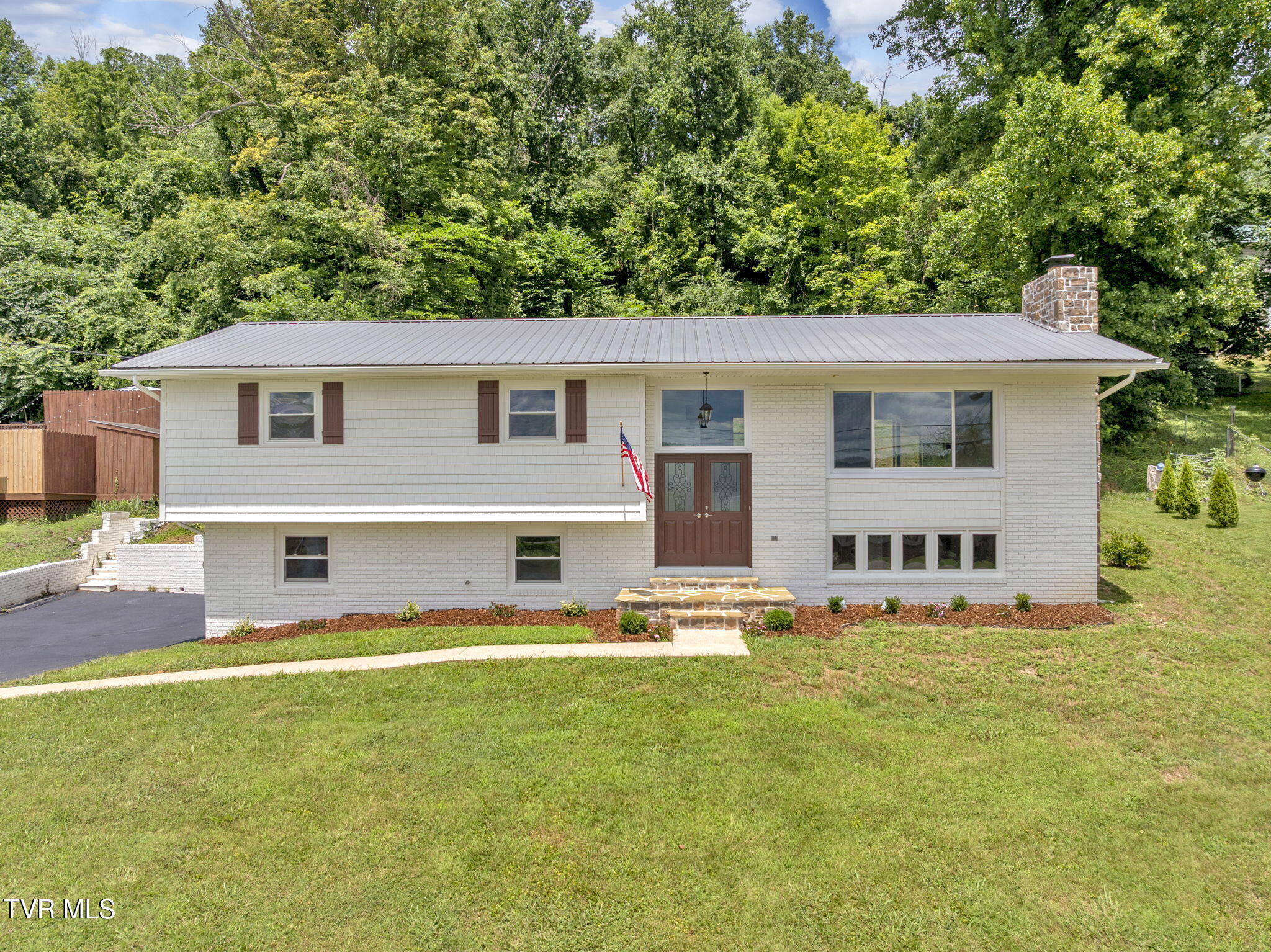 640 Foothills Road Kingsport, TN 37663 - Photo 2 of 51 43-web-or-mls-JH 20250713-004