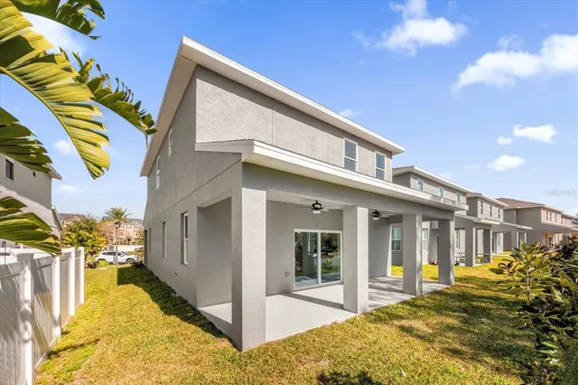 a view of livingroom with furniture