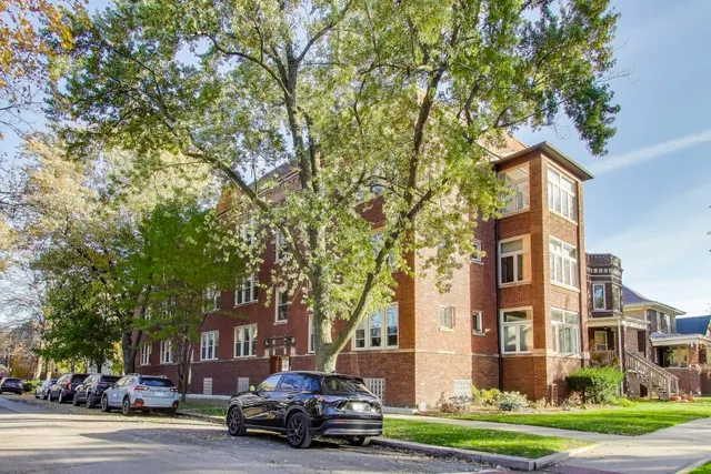 $385,000 | 3753 West Byron Street, Unit 3, Chicago, IL 60618