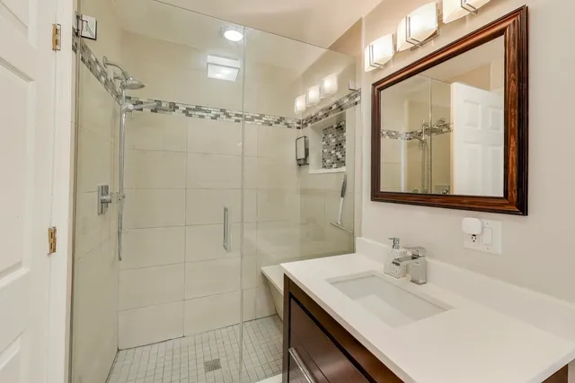 $385,000 | 3753 West Byron Street, Unit 3, Chicago, IL 60618