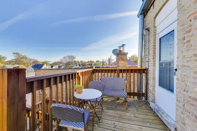 $385,000 | 3753 West Byron Street, Unit 3, Chicago, IL 60618