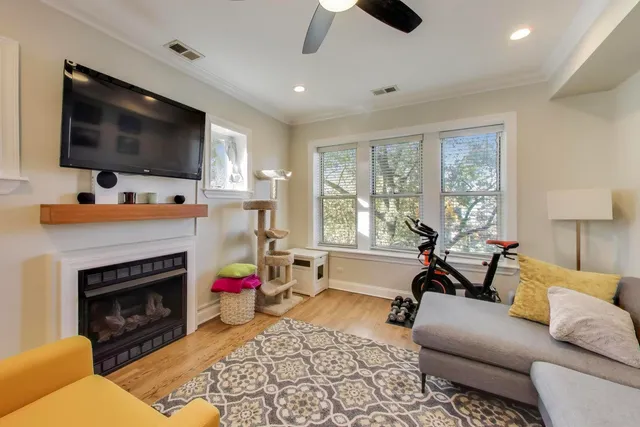 $385,000 | 3753 West Byron Street, Unit 3, Chicago, IL 60618