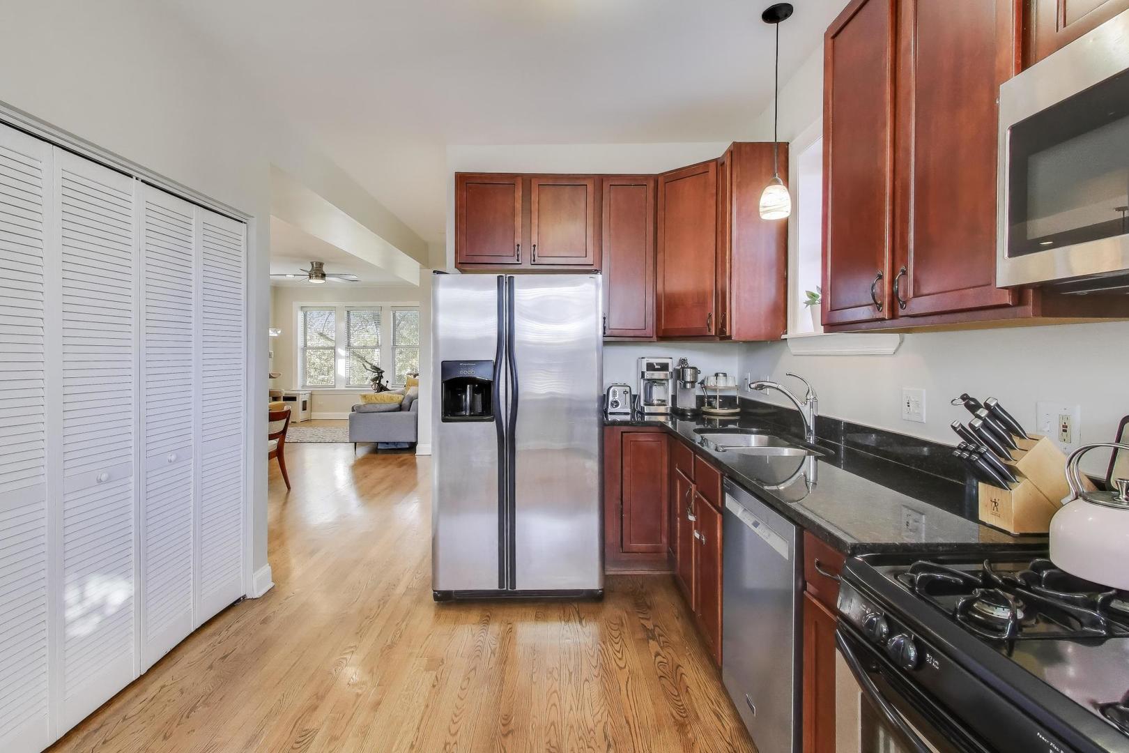 3753 West Byron Street, Unit 3 Chicago, IL 60618 - Photo 8 of 28