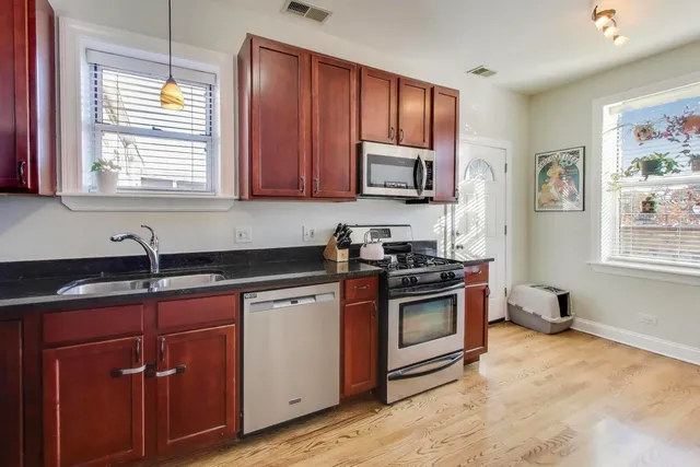 $385,000 | 3753 West Byron Street, Unit 3, Chicago, IL 60618