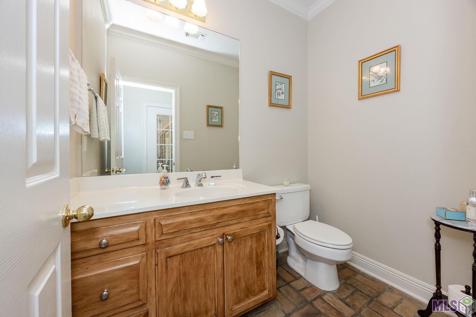 13407 North Amiss Road Baton Rouge, LA 70810 - Photo 30 of 39 Guest Bath off of Living Area