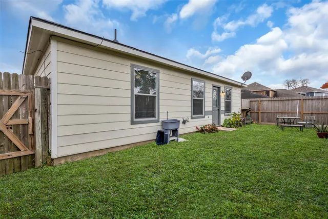a view of a house with backyard