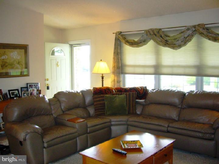 403 Beaver Road Southampton, PA 18966 - Photo 5 of 24 Living Room