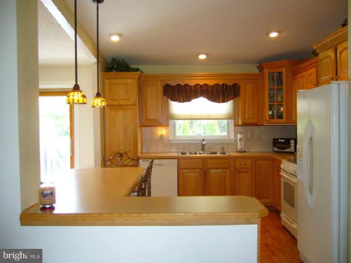 403 Beaver Road Southampton, PA 18966 - Photo 6 of 24 Kitchen