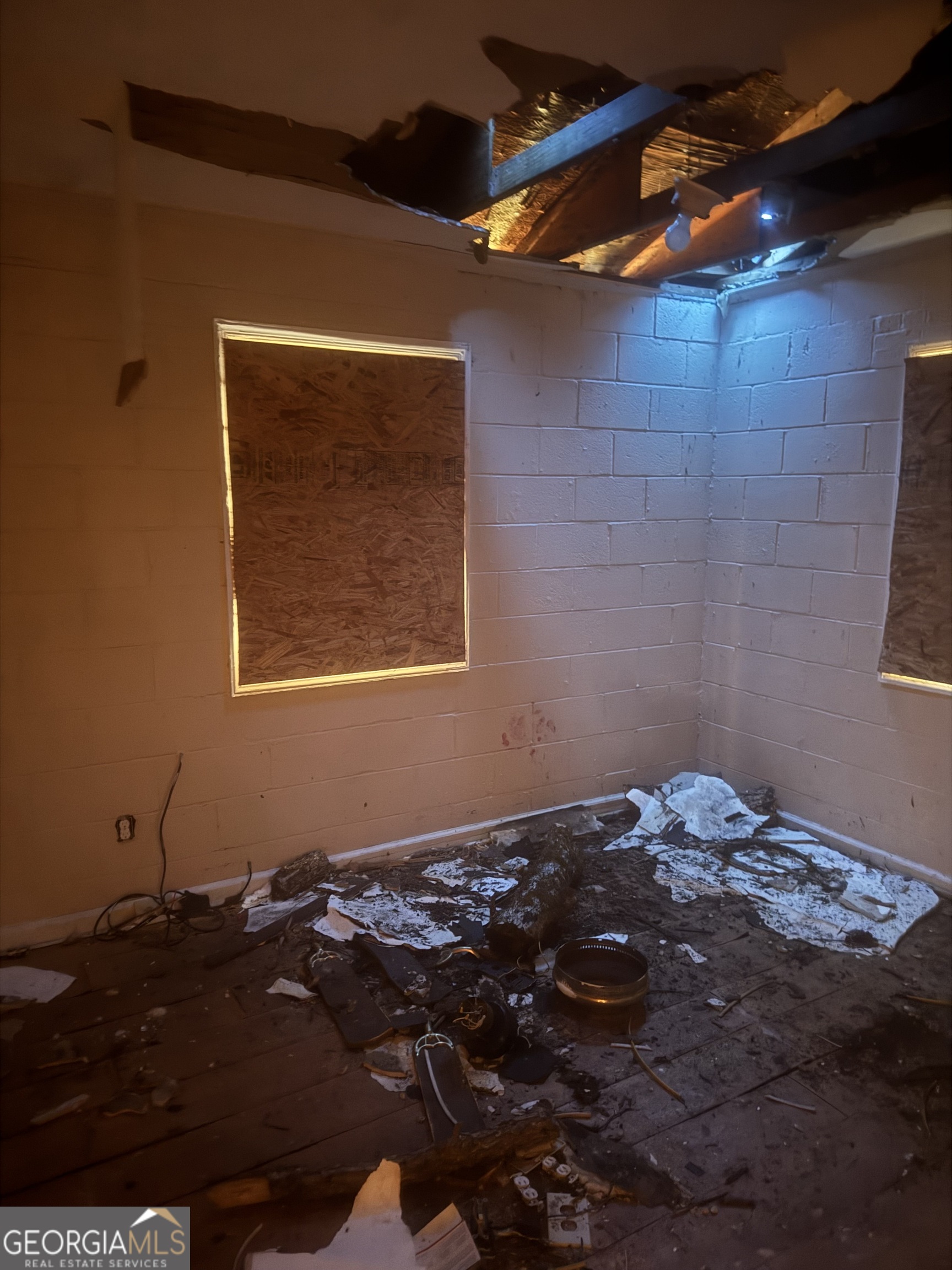 2937 Thomas Street, Unit 1A1B Columbus, GA 31906 - Photo 9 of 11 a bedroom with a bed and a window