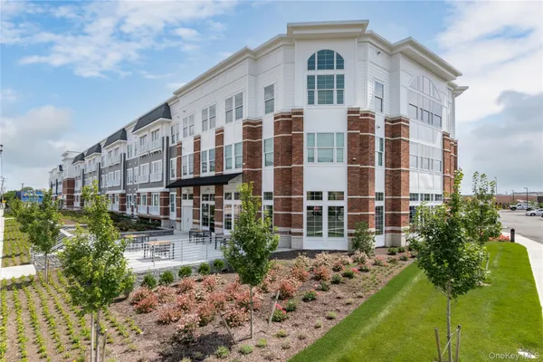 $3,650 | 75 East Hoffman Avenue, Unit 2009, Lindenhurst, NY 11757