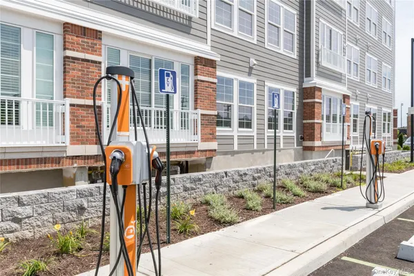 $3,650 | 75 East Hoffman Avenue, Unit 2009, Lindenhurst, NY 11757