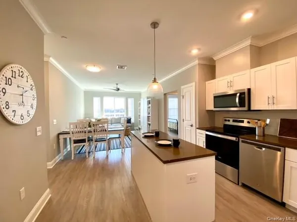 $3,650 | 75 East Hoffman Avenue, Unit 2009, Lindenhurst, NY 11757