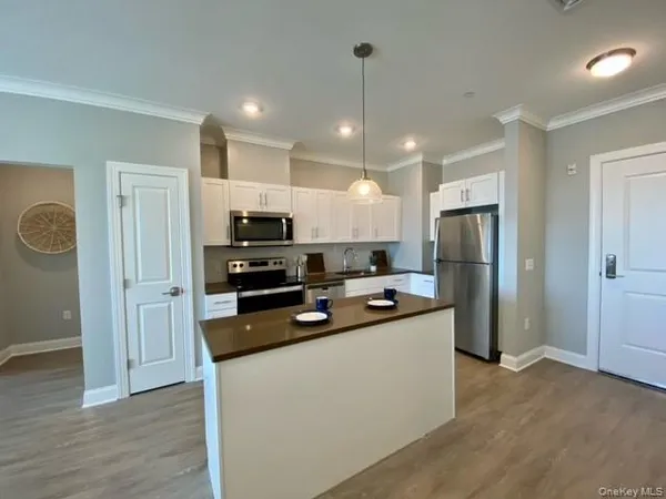 $3,650 | 75 East Hoffman Avenue, Unit 2009, Lindenhurst, NY 11757