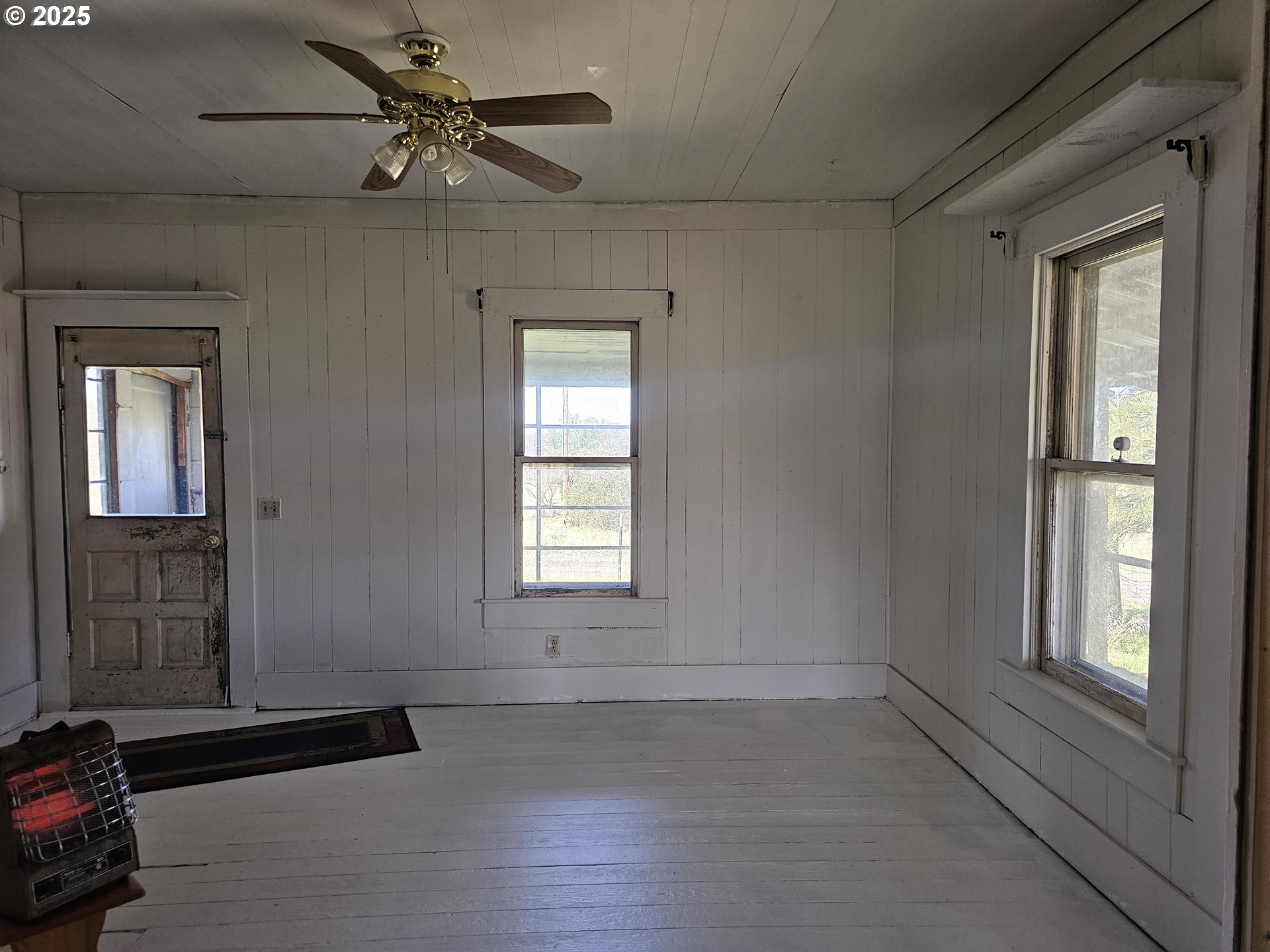 54901 Willow Street Heppner, OR 97836 - Photo 14 of 39 an empty room with windows