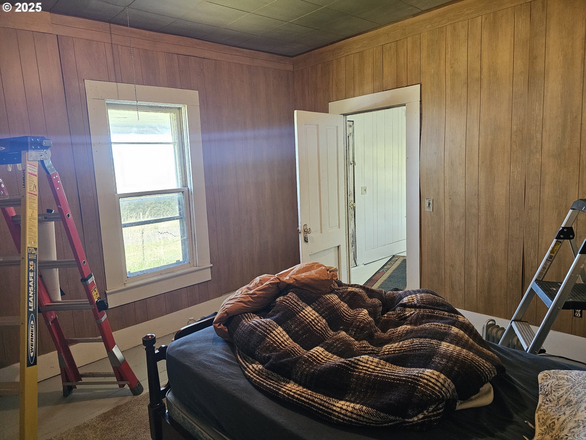 54901 Willow Street Heppner, OR 97836 - Photo 19 of 39 a room with furniture and a window