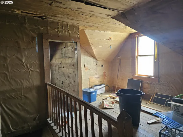 a view of a house with backyard and porch
