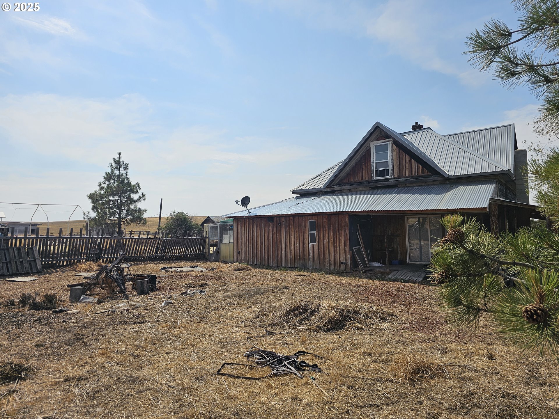 54901 Willow Street Heppner, OR 97836 - Photo 3 of 39 a front view of a house with a yard