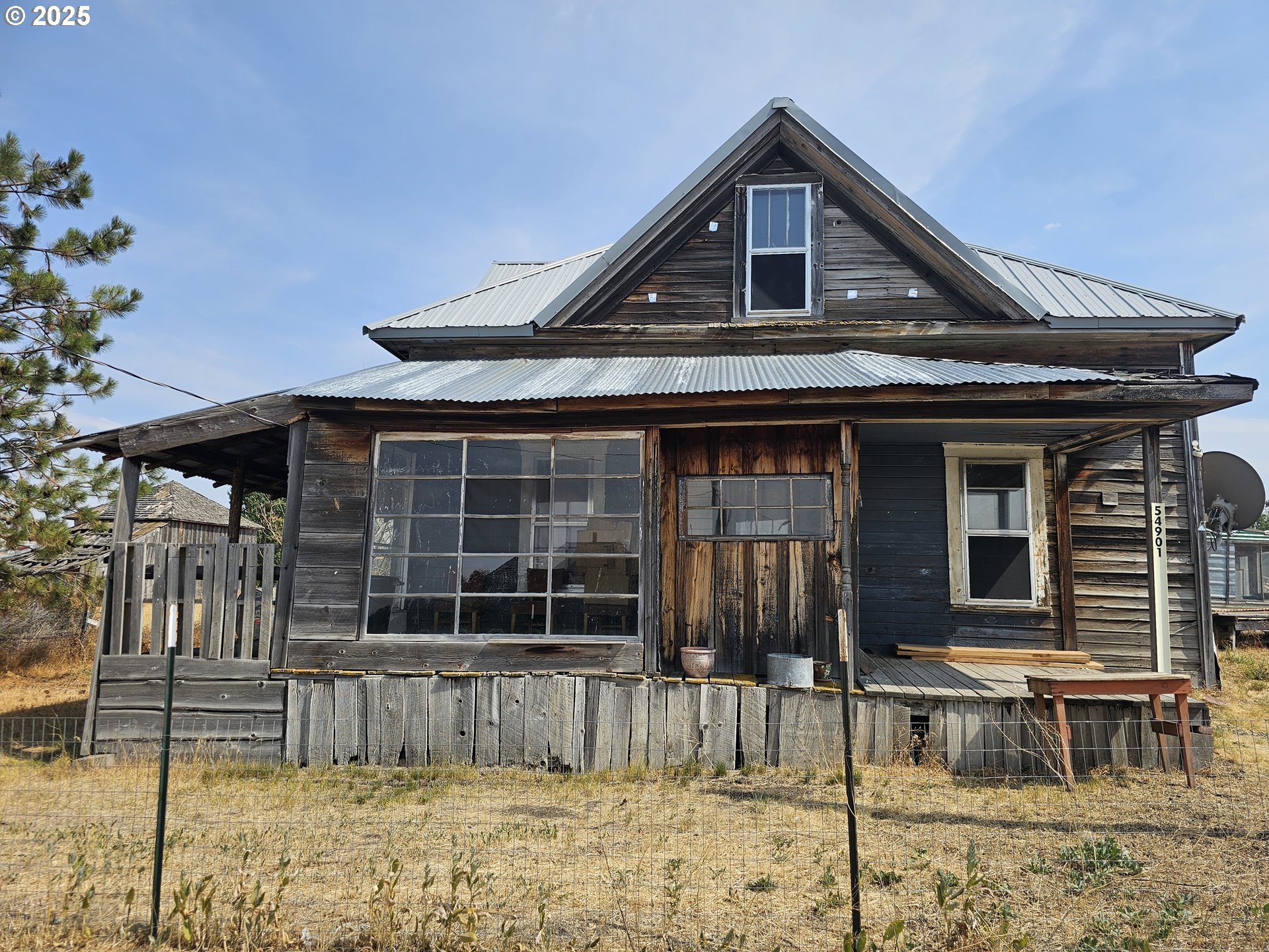 54901 Willow Street Heppner, OR 97836 - Photo 4 of 39 a front view of a house