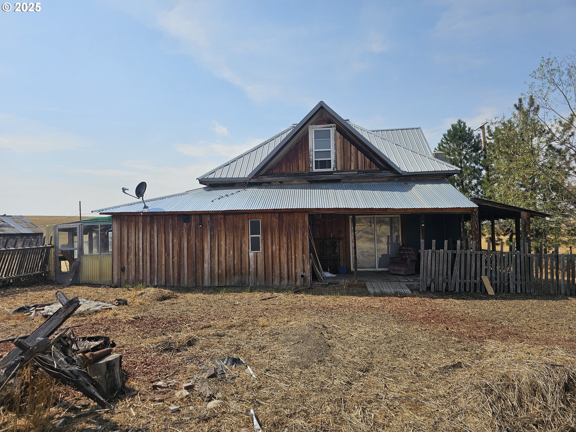 54901 Willow Street Heppner, OR 97836 - Photo 7 of 39 a front view of a house with a yard