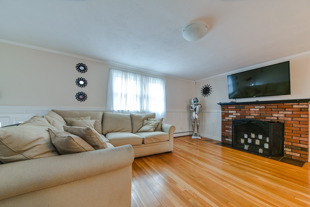 19 Dunster Road Holliston, MA 01746 - Photo 3 of 23 Gallery Image 3