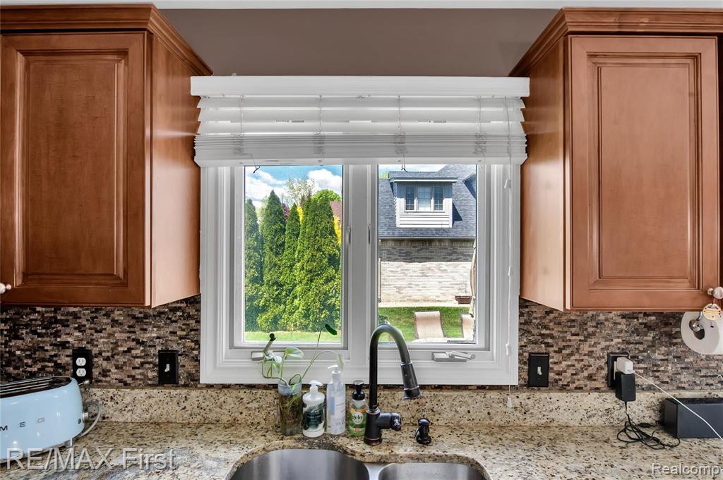 1012 Rochelle Park Drive Rochester Hills, MI 48309 - Photo 18 of 38