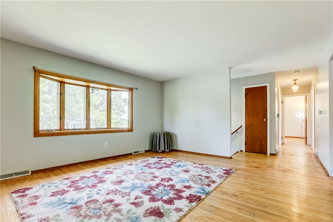 1359 Lehigh Station Road Henrietta, NY 14467 - Photo 4 of 32 Bright main living area