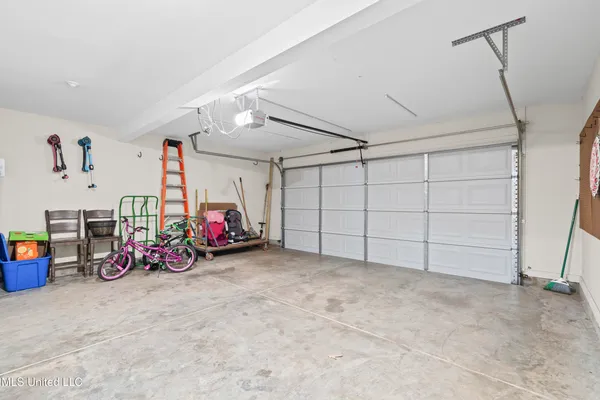 $325,000 | 115 Fairway Drive, Senatobia, MS 38668