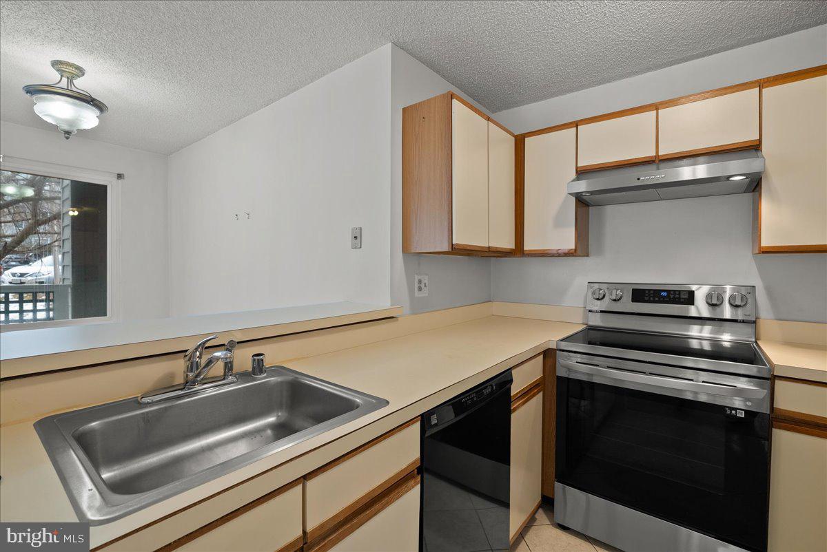 11719 Summerchase Circle Reston, VA 20194 - Photo 11 of 25 a kitchen that has a sink and a stove