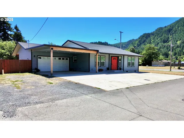 a view of a house with a outdoor space