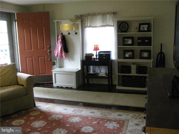 211 Redford Road Oreland, PA 19075 - Photo 5 of 21 Living Room