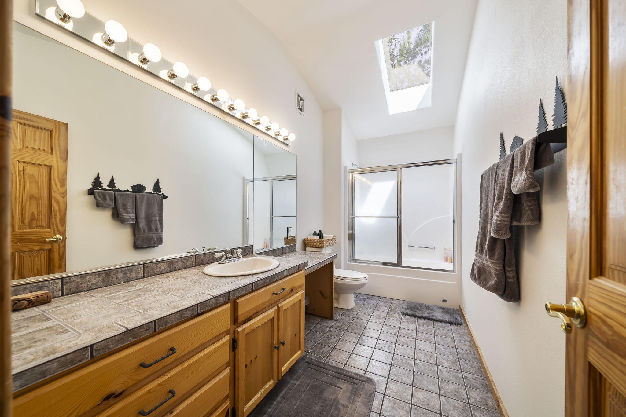 13628 Shad Bush Black Butte Ranch, OR 97759 - Photo 51 of 71 Upstairs Bathroom
