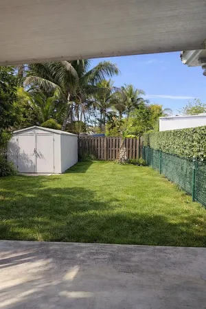 a view of a backyard