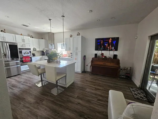 $4,000 | 718 Southeast 12th Terrace, Homestead, FL 33033