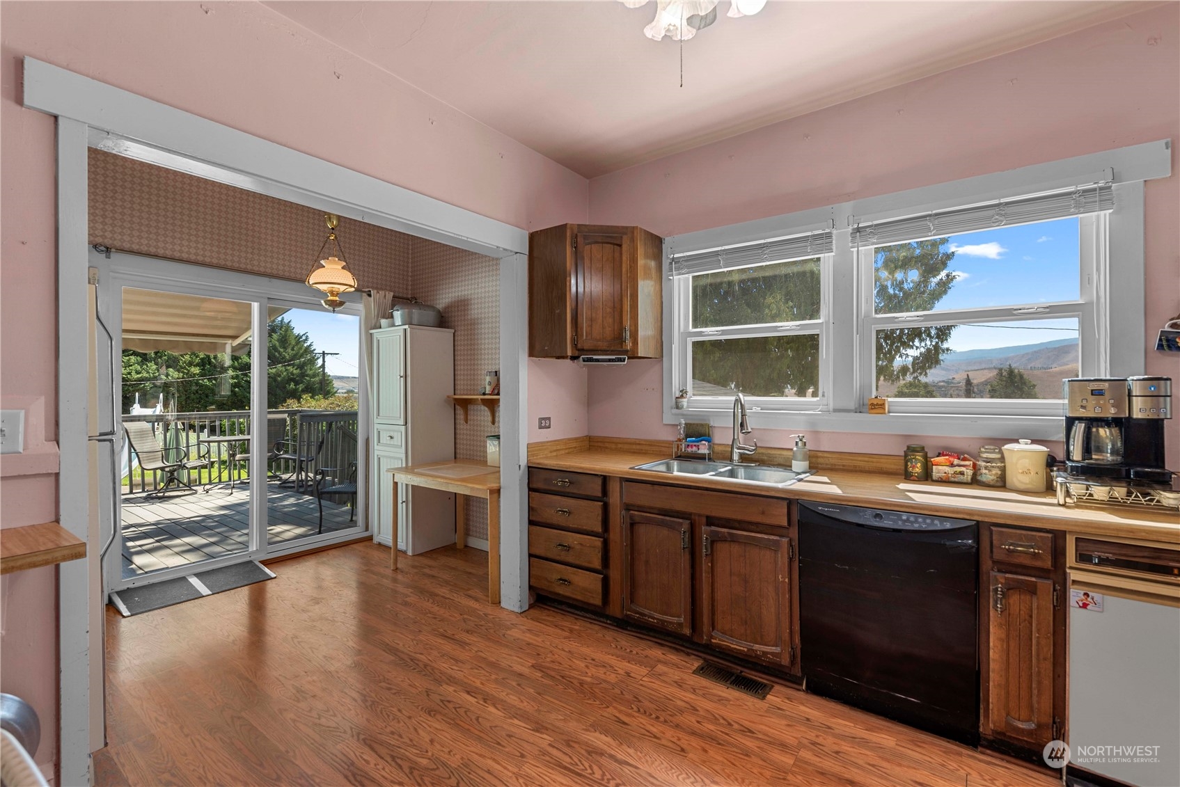3327 Crestview Road Wenatchee, WA 98801 - Photo 20 of 39 a kitchen with lots of counter top space and wooden floor